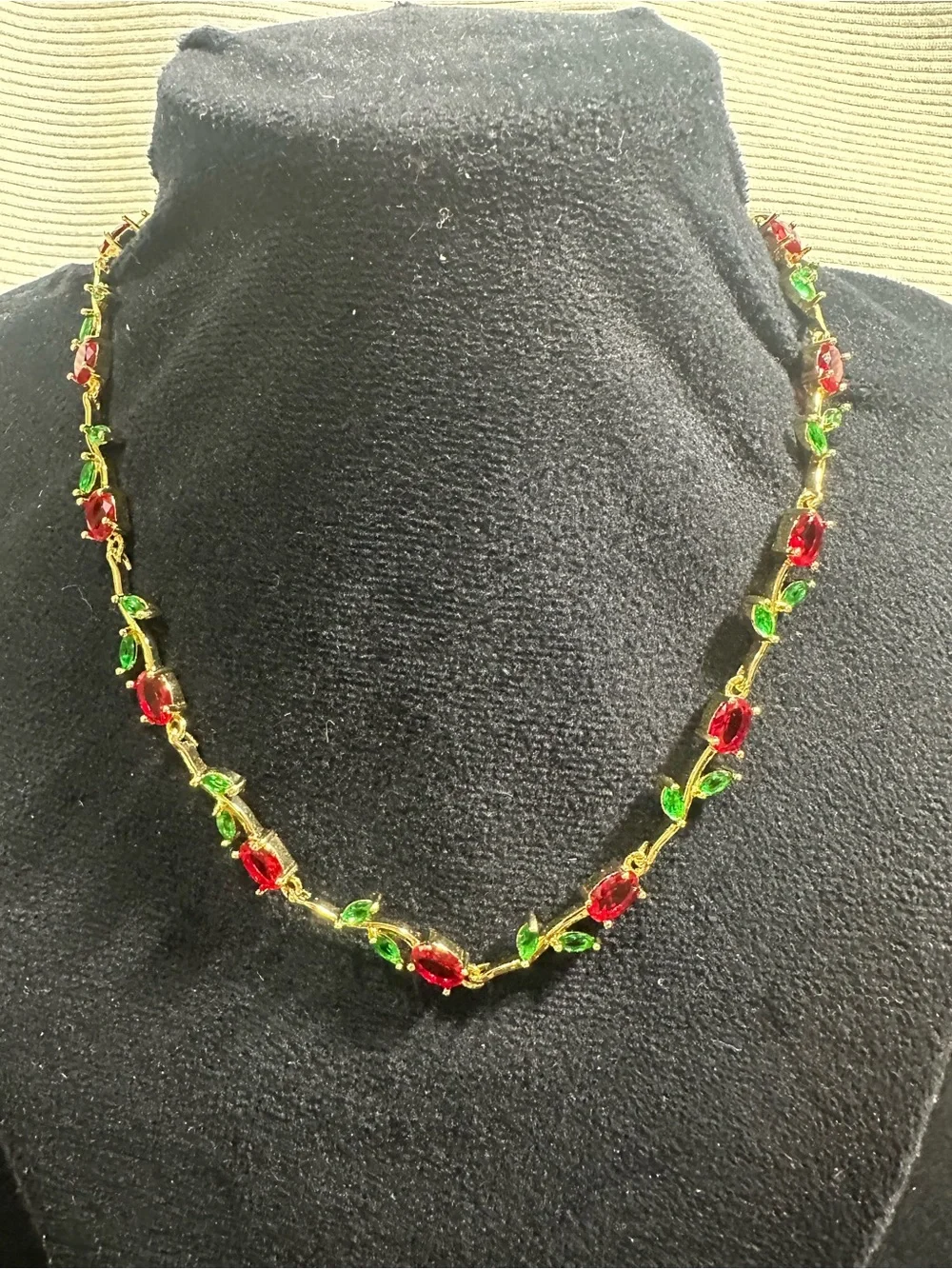 Lovely Interlocking Rose Glass Rhinestone Choker Necklace